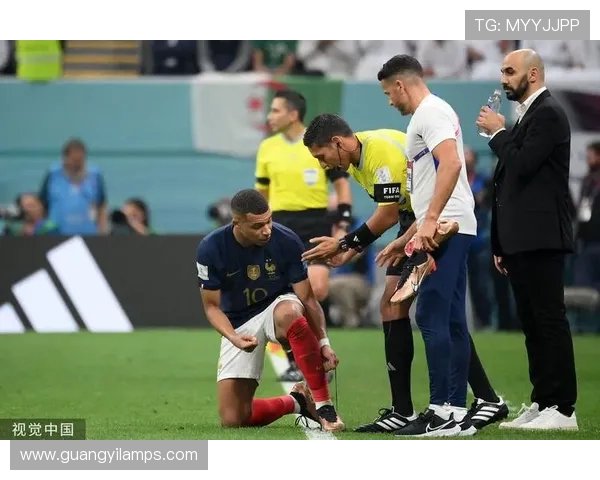 姆巴佩因裁判第98分钟吹哨不满上前理论遭黄牌处罚引发争议