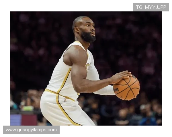 杰伦布朗全能表现31投12中砍下33分并贡献10篮板5助攻2抢断2盖帽